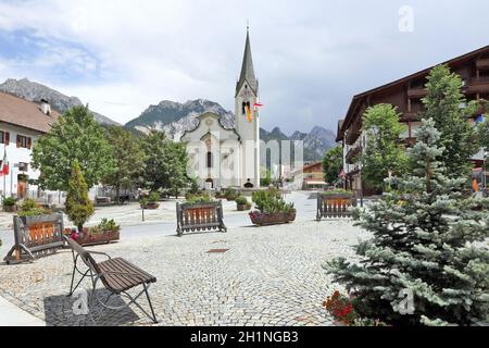 Dorfplatz mit Kirche 'Zum Heiligen Vigilius' in 'S t.Vigile in Enneberg' Südtirol-Italien.Italienisch: Parrocchia di San Vigilio di Marebbe.Die Spätb Banque D'Images