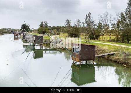 Carrelet de pêche, la cabane de pêcheur emblématique des paysages côtiers de Vendée, Charente-Maritime, dans l'estuaire de la Gironde, la Charente, L Banque D'Images