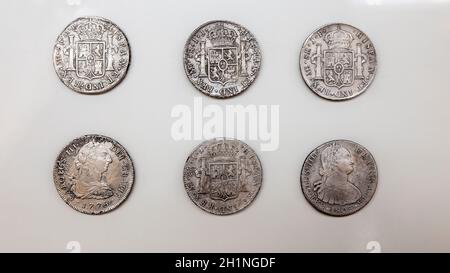 Cartagena, Espagne - 14 septembre 2018 : 6 pièces d'espagnol d'argent de huit. Musée ARQUA, Espagne Banque D'Images