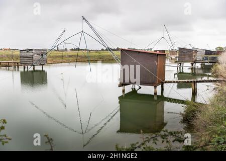 Carrelet de pêche, la cabane de pêcheur emblématique des paysages côtiers de Vendée, Charente-Maritime, dans l'estuaire de la Gironde, la Charente, L Banque D'Images