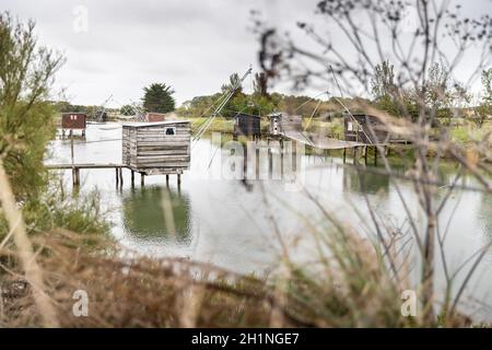 Carrelet de pêche, la cabane de pêcheur emblématique des paysages côtiers de Vendée, Charente-Maritime, dans l'estuaire de la Gironde, la Charente, L Banque D'Images