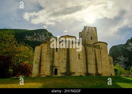 Genga, Marche, Italie - 26.04.2019, vue sur l'abbaye de San Vittore Alle Chiuse. Banque D'Images