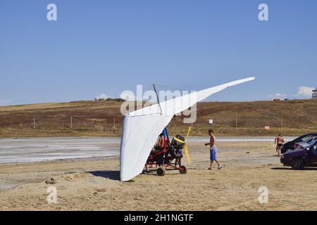 La Russie, Veselovka - septembre 6, 2016 : grève sur le lac salé. La préparation pour le vol Banque D'Images