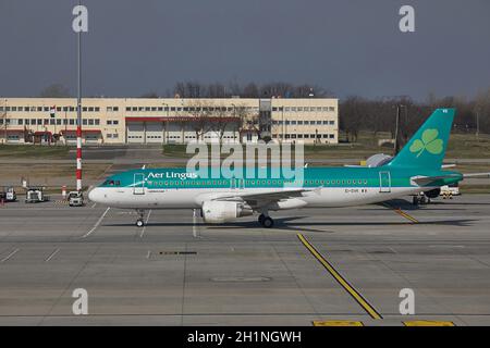 BUDAPEST, HONGRIE - VERS 2017 : avion de ligne d'AerLingus arrivant à l'aéroport Liszt Ferenc de Budapest.Aerlingus est la plus grande compagnie aérienne d'Irlande. Banque D'Images