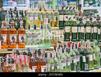 Large assortiment de boissons alcoolisées sur les étagères du supermarché.Large choix de cognac et de vin dans le département des boissons alcoolisées dans le supermarché. Banque D'Images