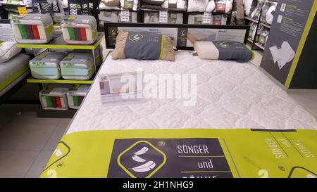 Kiev, Ukraine - 16 août 2020: Les nombreux matelas Songer und Sohne exposés en magasin épicentre à Kiev, Ukraine le 16 août 2020 Banque D'Images