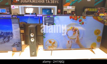 Kiev, Ukraine - 16 août 2020: Nouveau tv Sumsung à l'intérieur du magasin à Kiev, Ukraine le 29 juillet 2020 Banque D'Images