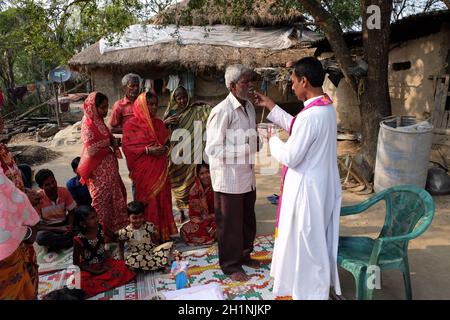 Fidèles catholiques lors d'une messe en plein air dans le village de Mitrapur, Bengale de l'Ouest, Inde Banque D'Images