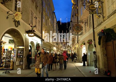 Beaucoup de gens visitent la rue populaire de Salzbourg, la Getreidegasse avant Noël.Salzbourg, Autriche Banque D'Images