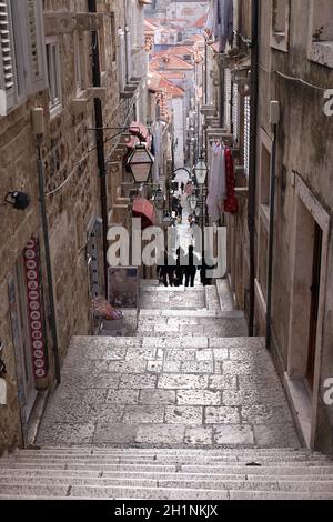 Rue étroite à l'intérieur de la vieille ville de Dubrovnik, Croatie Banque D'Images