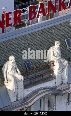 Statues au-dessus des bâtiments de la vieille ville sur la place Ban Jelacic à Zagreb, Croatie Banque D'Images