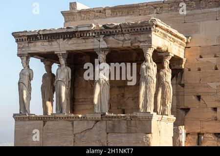 Le porche de Maiden sur l'Erechtheum ou le Temple des Polias situé sur l'Acropole d'Athènes, Grèce Banque D'Images