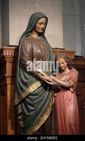 Statue de Sainte Anne et la vierge Marie par Peaucelle Coquet, 19e siècle, chapelle du Sacré-Cœur dans l'église St Francis Xavier's à Paris, France Banque D'Images