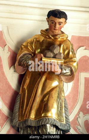 Saint Stephen Protomartyr, statue sur l'autel de Saint Dionysius dans l'église Sainte Catherine d'Alexandrie à Zagreb, Croatie Banque D'Images