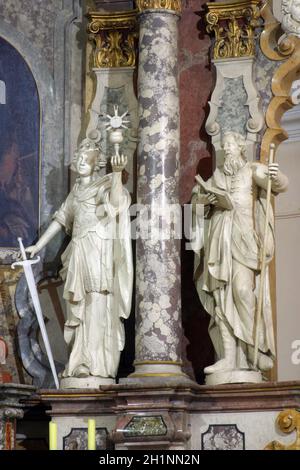 Statue de Saints Barbara et Joachim sur l'autel principal de l'église franciscaine de Saint François Xavier à Zagreb, en Croatie Banque D'Images