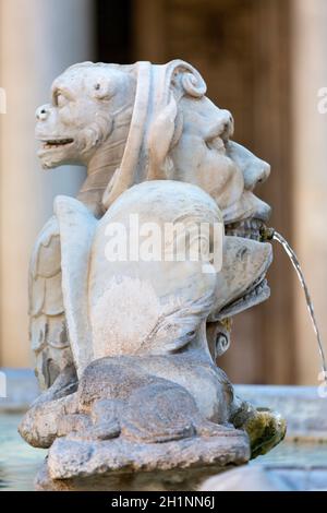 Fontaine du Panthéon sur la Piazza della Rotonda devant le temple du Panthéon, Rome, Italie Banque D'Images