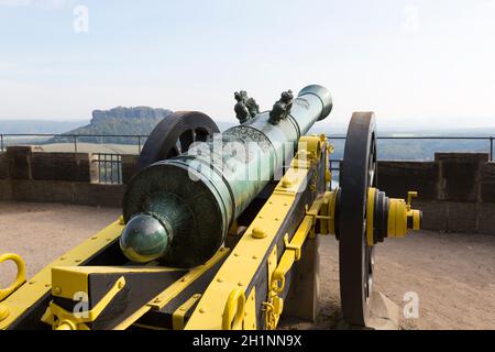 Forteresse médiévale de Königstein, située sur une colline rocheuse au-dessus de l'Elbe en Suisse saxonne, canon sur les murs défensifs, Königstein, Allemagne Banque D'Images