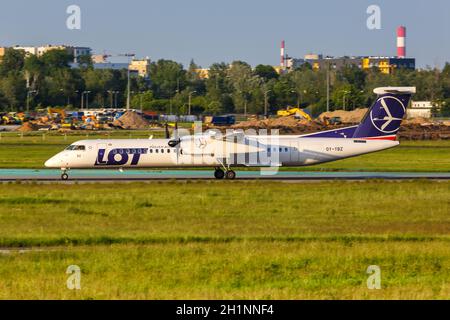 Varsovie, Pologne - 26 mai 2019 : LOT Polskie Linie Lotnicze Bombardier DHC-8-400 avion à l'aéroport de Varsovie Varsovie Varsovie (WAW) en Pologne. Banque D'Images