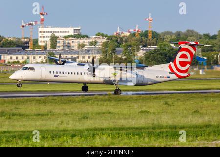 Varsovie, Pologne - 26 mai 2019 : LOT Polskie Linie Lotnicze Bombardier DHC-8-400 avion à l'aéroport de Varsovie Varsovie Varsovie (WAW) en Pologne. Banque D'Images