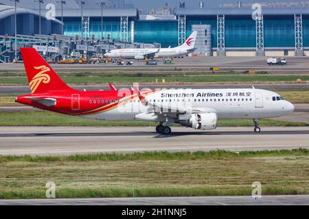Guangzhou, Chine - 24 septembre 2019 : avion Airbus A320 de Shenzhen Airlines à l'aéroport de Guangzhou Baiyun (CAN) en Chine. Banque D'Images