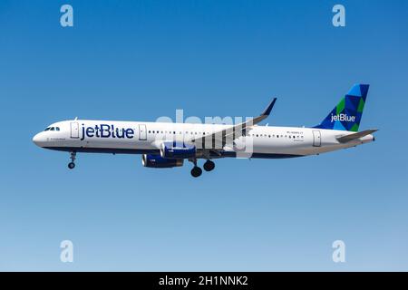 Los Angeles, Californie - 12 avril 2019 : avion JetBlue Airbus A321 à l'aéroport international de Los Angeles en Californie. Airbus est un aircra européen Banque D'Images