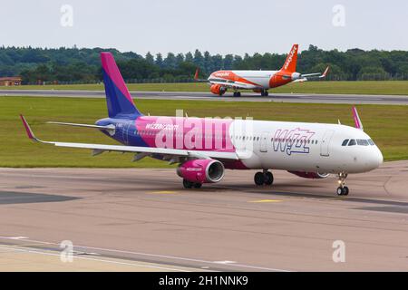 Luton, Royaume-Uni - 8 juillet 2019 : avion Airbus A321 Wizair UK à l'aéroport de Londres Luton au Royaume-Uni. Banque D'Images