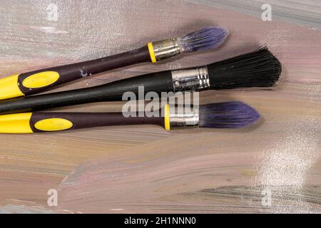Brosses pour la peinture sur une vieille toile peinte avec peintures à l'huile Banque D'Images