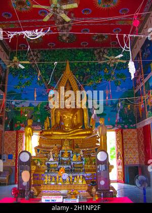Koh Samui, Thaïlande - juin 20 2008 : statue de Bouddha d'or au temple de Koh Samui en Thaïlande le 21 juin 2008 : Banque D'Images