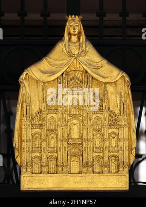 Plaque dorée représentant la Vierge avec sa cape d'un modèle en relief or de blindage de la cathédrale de Milan, le Duomo di Santa Maria Nascente, Milan, Italie Banque D'Images