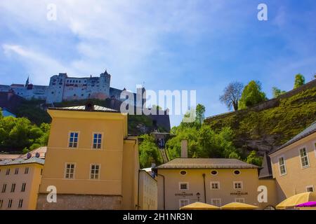 Salzbourg, Autriche - Mai 01, 2017 : la forteresse de Hohensalzburg à Salzbourg en Autriche à sunny day Banque D'Images