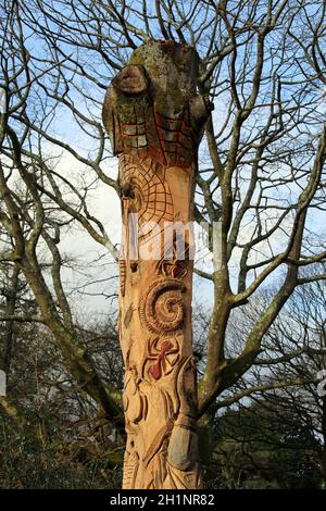 Sculpture d'arbres de divers insectes dans un tronc d'arbre Banque D'Images