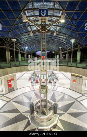 Dortmund, Allemagne - 9 août 2020: Dortmund Metro MRT Stadtbahn Station de métro Westfalenhallen Allemagne. Banque D'Images