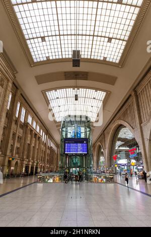 Leipzig, Allemagne - 19 août 2020 : gare principale de Leipzig Hauptbahnhof Hbf Deutsche Bahn DB hall ouest en Allemagne. Banque D'Images