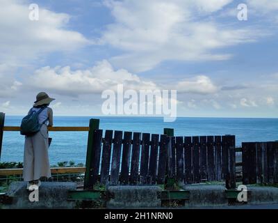 La jeune fille se trouve sur la station Duoliang la plus belle station À Taïwan Banque D'Images