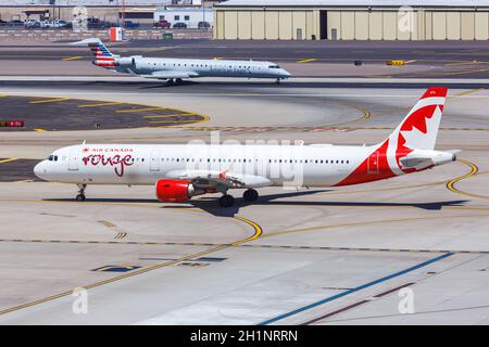 Phoenix, Arizona - 8 avril 2019 : avion Airbus A321 d'Air Canada Rouge à l'aéroport de Phoenix (PHX) en Arizona. Banque D'Images