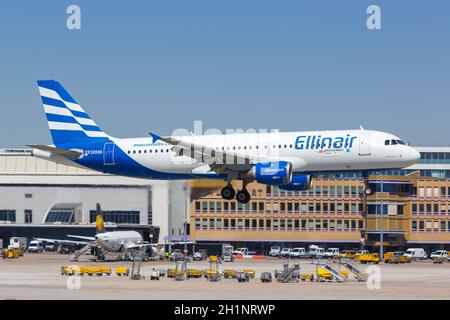 Stuttgart, Allemagne - 8 mai 2018 : avion Airbus A320 d'Ellinair à l'aéroport de Stuttgart (STR) en Allemagne. Airbus est une base européenne de constructeurs d'avions Banque D'Images