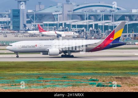 Incheon, Corée du Sud - 24 mai 2016 : avion Boeing 777-200ER d'Asiana Airlines à l'aéroport Incheon de Séoul (ICN) en Corée du Sud. Banque D'Images