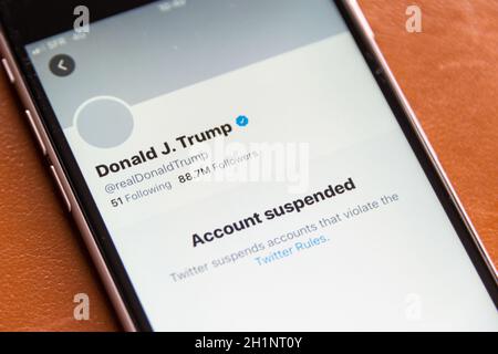 BAYONNE, FRANCE - 9 JANVIER 2021 : le président AMÉRICAIN Donald Trump a été suspendu de façon permanente de Twitter. Banque D'Images