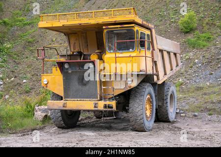 camion de transport jaune dans une carrière à l'heure d'été Banque D'Images