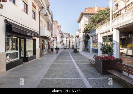 Esposende, Portugal - 21 février 2020 : architecture typique d'une rue piétonne dans le centre-ville historique où les gens marchent par une journée d'hiver Banque D'Images