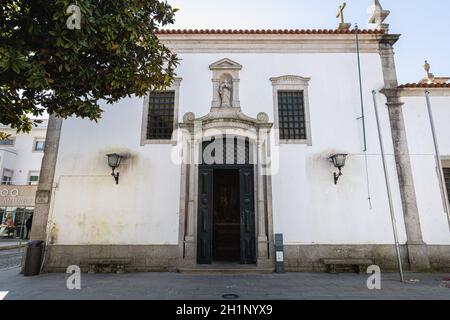 Esposende, Portugal - 21 février 2020 : détail architectural de l'église de Mercy (Santa Casa Misericordia de FAO) dans le centre historique de la ville sur un Banque D'Images