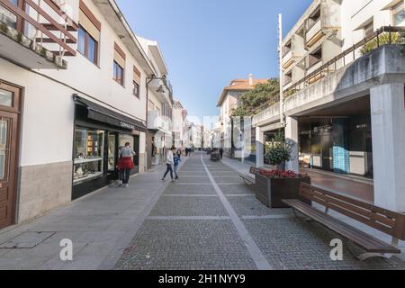 Esposende, Portugal - 21 février 2020 : architecture typique d'une rue piétonne dans le centre-ville historique où les gens marchent par une journée d'hiver Banque D'Images