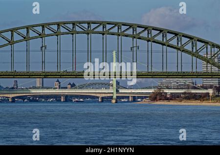 quatre ponts de cologne au-dessus du rhin par une journée ensoleillée Banque D'Images