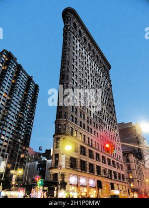 Le bâtiment Flatiron, à l'origine le bâtiment Fuller, est un bâtiment triangulaire de 22 étages, de 285 pieds (87 m) de haut, encadré d'acier et marqué d'un sol situé au 175 Banque D'Images