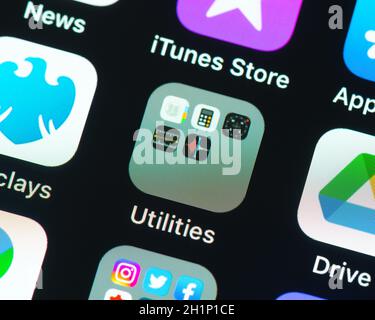 BAYONNE, FRANCE - VERS JANVIER 2021 : icône de dossier d'utilitaires sur l'écran iPhone d'Apple.Cinq applications dans le dossier. Banque D'Images