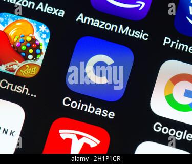 BAYONNE, FRANCE - VERS JANVIER 2021 : icône de l'application Coinbase sur l'écran iPhone d'Apple. Banque D'Images