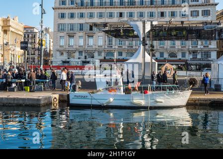 Marseille, France - le 4 décembre 2016 : ambiance dimanche à l'ancien Vieux Port à Marseille, France. C'est un port très animé, utilisé comme un port de plaisance et comme un termina Banque D'Images