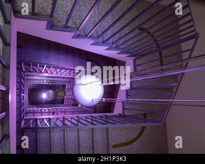 Stairway illuminé de violet dans le Deutsches Museum von Meisterwerken der Naturwissenschaft und Technik - München Banque D'Images