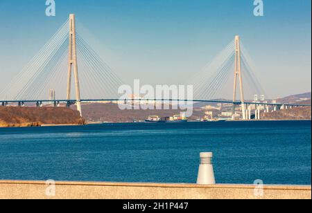 Pont vu de suspension Russkiy Russkiy island à Vladivostok, Russie Banque D'Images