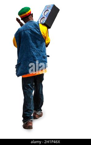 jeune homme afro-américain élégant en lunettes de soleil tenant un magnétophone isolé Banque D'Images